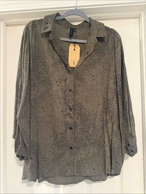 Knot Sisters Lightweight Button-Down Blouse in Olive with Black Speckle Size M